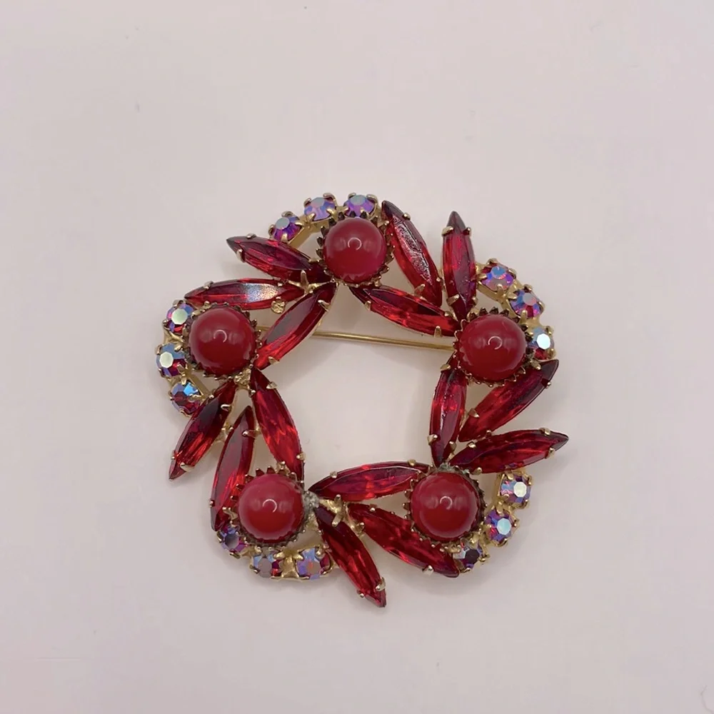VINTAGE Red Crystal Wreath Brooch - Picture 3 of 6